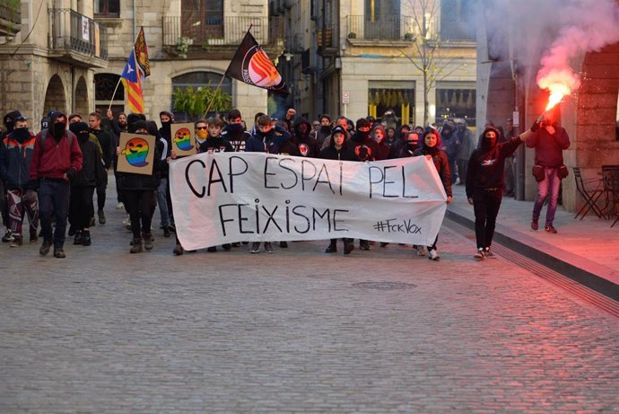 Participantes en la concentración contra la convocatoria de Vox bajo el lema 'Cap espai pel feixisme' ('Ningún espacio para el fascismo'),  en Girona a 12 de enero de 2020.