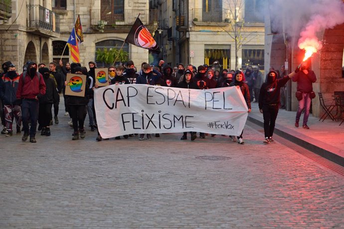 Participants en la concentració contra la convocatria de Vox sota el lema 'Cap espai per al feixisme', Girona, 12 de gener del 2020.
