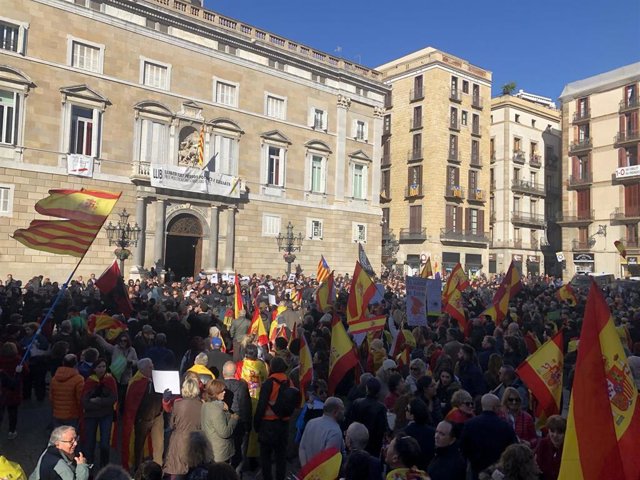 Manifestación de Vox en Barcelona y concentración de CDR en contra de la misma