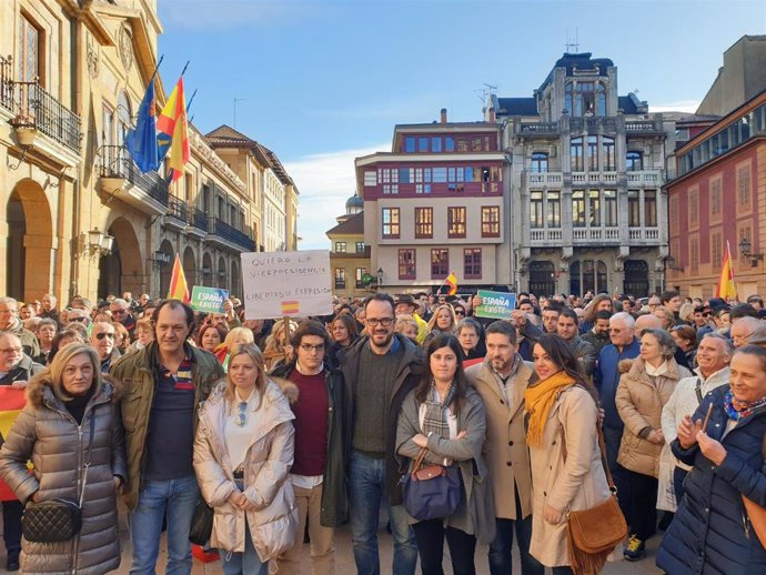 Vox se suma a la concentración de la plataforma 'España existe', que congrega a unas 400 personas ante el Ayuntamiento de Oviedo