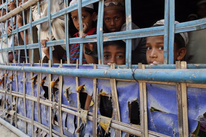 Niños rohingya en Rajine