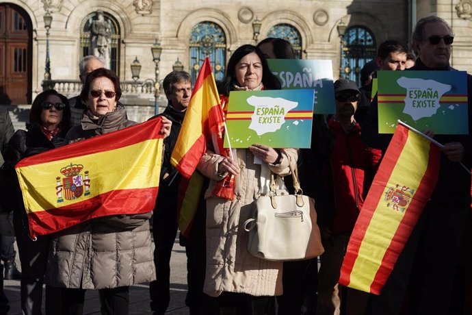 Concentración convocada por Vox impulsada por la plataforma 'España Existe' con el lema 'Por un Gobierno que respete la Constitución y la soberanía'.