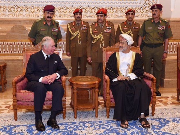 El sultán Haitham de Omán y el príncipe Carlos de Inglaterra