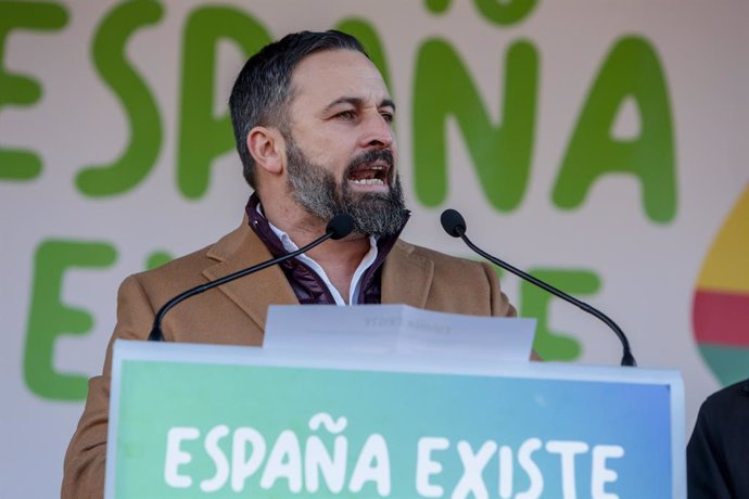 El president de Vox, Santiago Abascal, durant la seva intervenció en la concentració convocada per la plataforma 'Espanya Existeix' davant de l'Ajuntament de Madrid