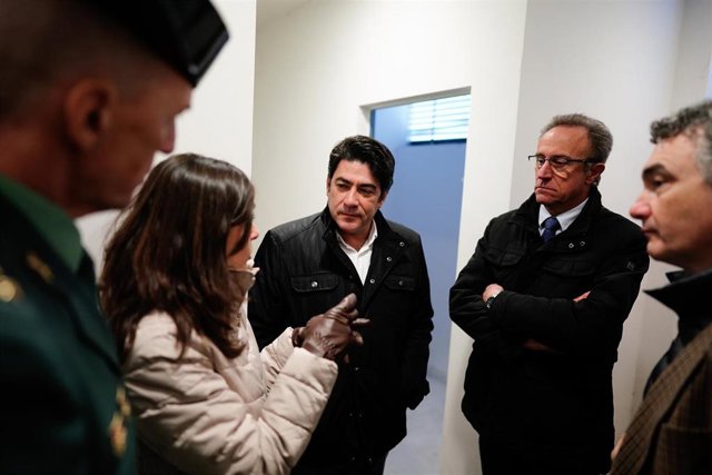 El consejero de Vivienda y Administración Local, David Pérez, ha visitado las obras de remodelación de viviendas en régimen de alquiler para agentes de la Guardia Civil.