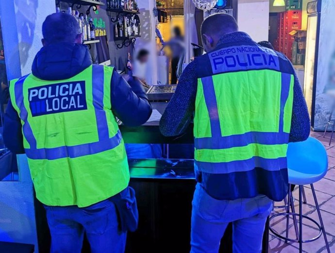 Operativo conjunto de Policía Nacional y Policía Local de Palma de la lucha contra el consumo y tráfico de sustancias estupefacientes en lugares de ocio nocturno de la ciudad.