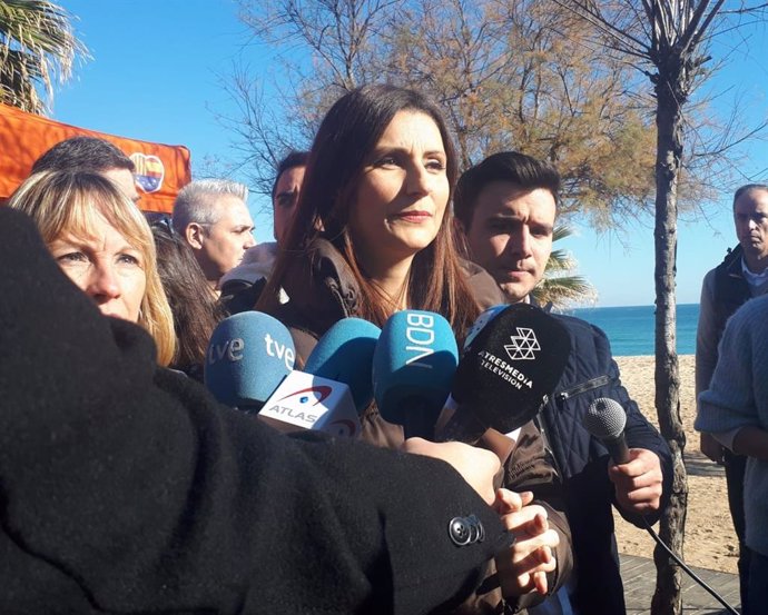 La líder de Cs en Catalunya, Lorena Roldán, en declaraciones a los medios en Badalona (Barcelona)