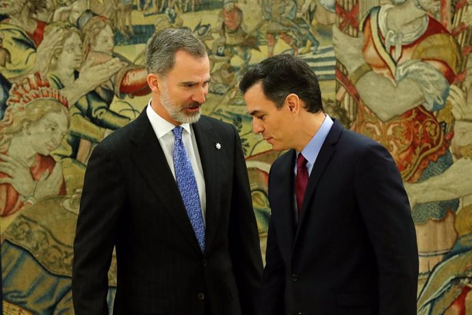 El presidente del Gobierno, Pedro Sánchez (dech) y el Rey Felipe VI (izq), momentos después de que Sánchez prometiera su cargo como presidente, en el Palacio de La Zarzuela /Madrid (España), a 8 de enero de 2020.