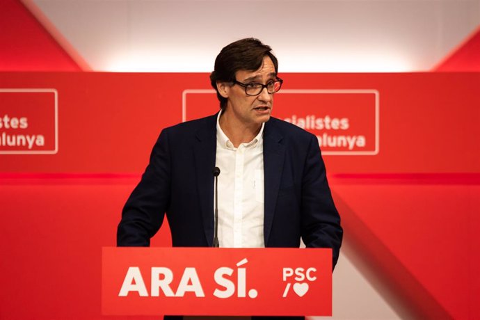 El secretari de l'rea d'Organització del PSC, Salvador Illa, ofereix declaracions als mitjans de comunicació durant la nit electoral del 10N a la seu del PSC de Barcelona (Catalunya, Espanya), on el partit segueix els resultats de l'escrutini.