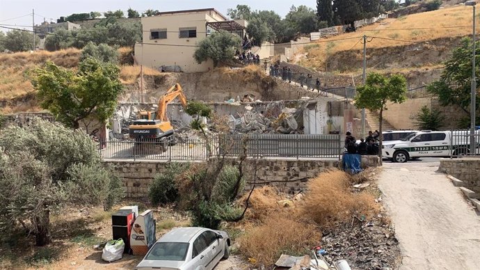 Excavadora israelí en la demolición de una casa palestina