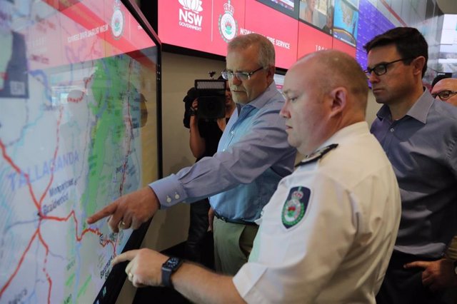 El primer ministro de Australia, Scott Morrison, en un centro de control de incendios