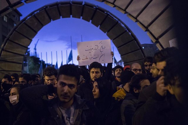 Vigilia por los fallecidos tras ser derribado un avión ucraniano en Teherán