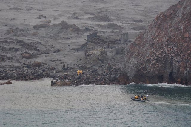 Miembros del equipo de rescate en las labores de recuperación de los cuerpos de las víctimas de la erupción del volcán de Isla Blanca en Nueva Zelanda.