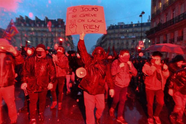 Un manifestante durante las últimas manifestaciones que se celebraron por las calles de París contra la reforma del sistema de pensiones del Gobierno de Francia.