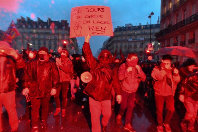 Francia.- El Gobierno de Francia pide que acaben las protestas tras la retirada 