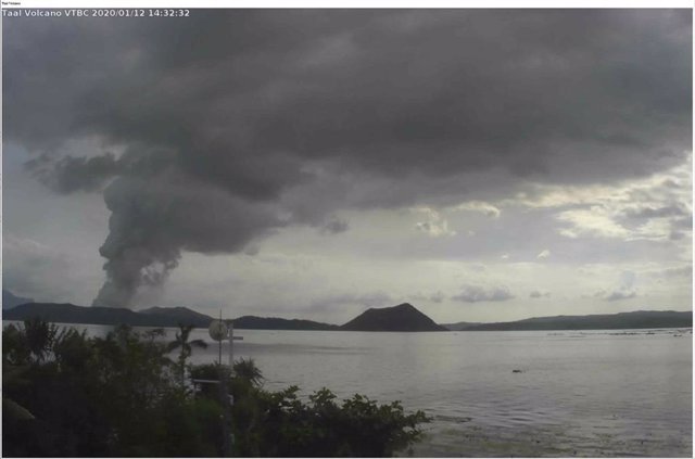 Volcan Taal en erupción, en Filipinas