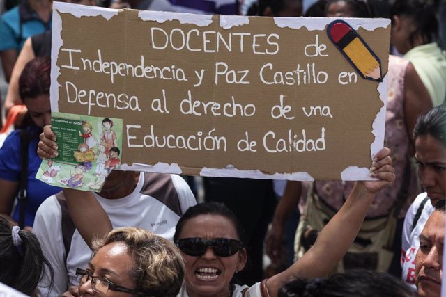 Una mujer se manifiesta en favor de una educación de calidad en Venezuela.