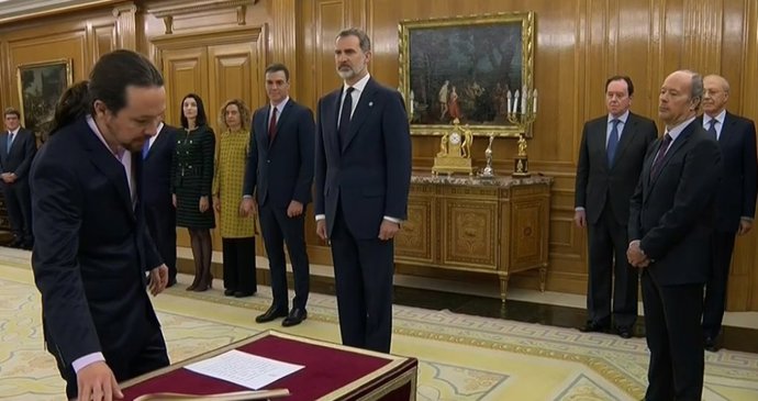 Pablo Iglesias, sin corbata, toma posesión de su cargo y usa la fórmula de "Cons