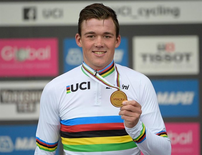 El danés Mads Pedersen celebra su triunfo en el Campeonato del Mundo de 2019