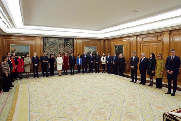El presidente del Gobierno, Pedro Sánchez (d) preside la jura de ministros de su nuevo gobierno durante un acto celebrado en el Palacio de Zarzuela en Madrid a 13 de enero de 2020.