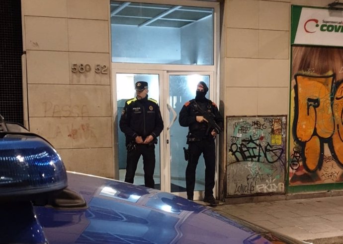 Dispositivo de Mossos d'Esquadra y Guardia Urbana en pisos de Barcelona que presuntamente almacenaban droga.