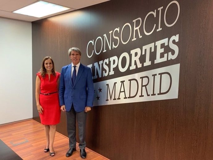 El consejero de Transportes de la Comunidad de Madrid, Ángel Garrido, junto a la nueva consejera delegada de Metro, Silvia Roldán.