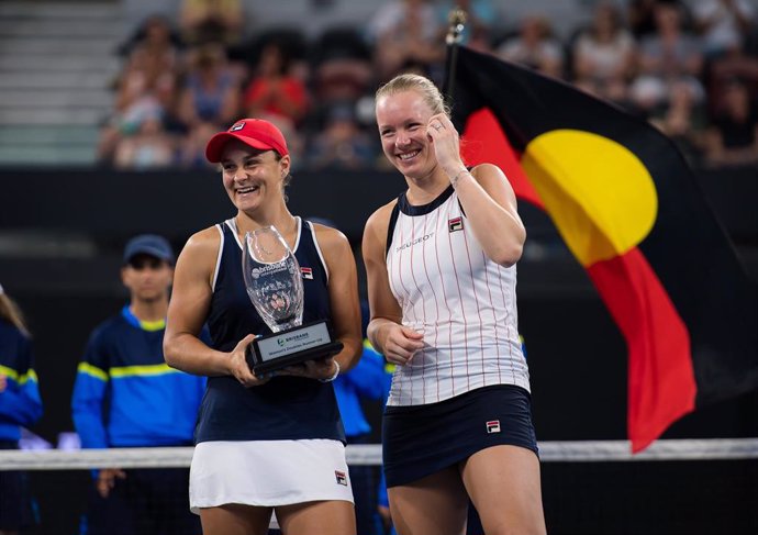 Ashleigh Barty celebra junto a la holandesa Kiki Bertens su triunfo en dobles en el torneo de Brisbane