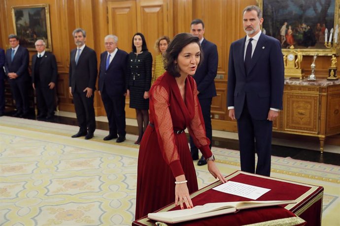 La ministra de Industria y Turismo, Reyes Maroto, jura o promete su cargo ante el Rey Felipe VI, en el acto de toma de posesión, en el Palacio de la Zarzuela de Madrid, a 13 de enero de 2020.