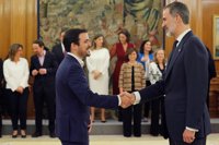 Iglesias y Garzón prometen su cargo con un pin del triángulo rojo invertido, que simboliza la lucha antifascista
