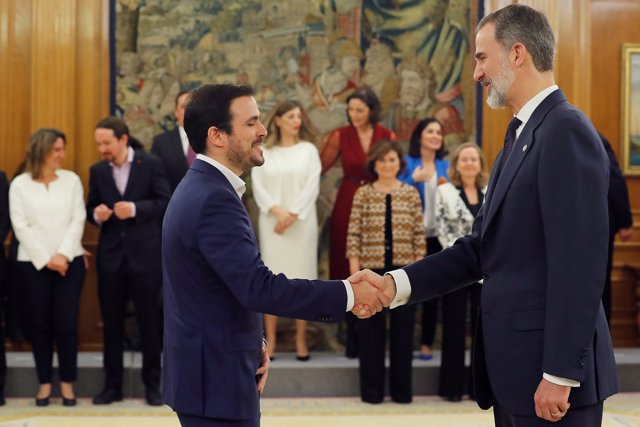 El nuevo ministro de Consumo, Alberto Garzón (izq), saluda al Rey Felipe VI (dehc), tras la jura de su cargo en el Palacio de la Zarzuela de Madrid, a 13 de enero de 2020.