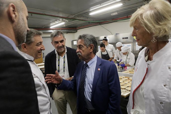 El presidente de Cantabria, Miguel Ángel Revilla, y la consejera de Turismo, Marina Lombó, conversan con Joan Roca durante su visita a la última edición de San Sebastián Gastronomika (archivo)