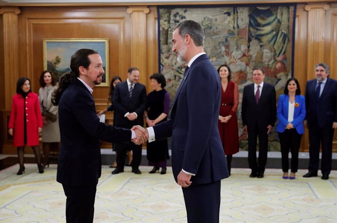 El nuevo Vicepresidente de Derechos Sociales y Agenda 2030, Pablo Iglesias (izq) saluda al rey Felipe VI (dech), tras jurar su cargo en un acto celebrado en el Palacio de Zarzuela, a 13 de enero de 2020.