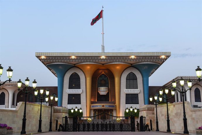 Ceremonia de arriado de bandera en el palacio del sultán Qabus en Mascate antes de su fallecimiento