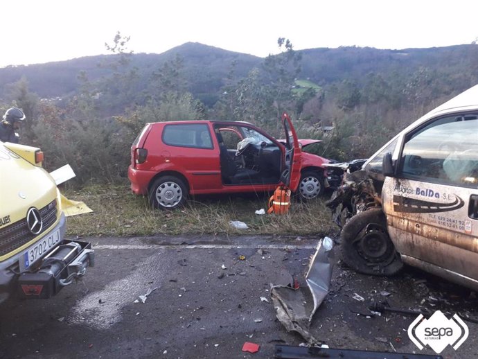 Colisión entre un turismo y una furgoneta en Coaña con tres heridos de diversa consideración.
