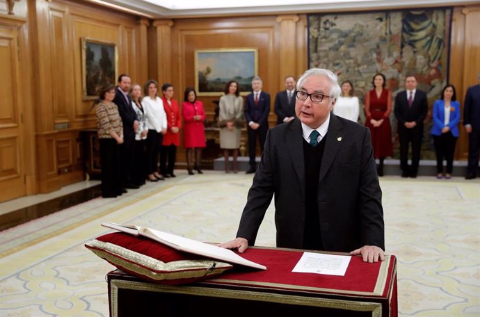 El nuevo ministro de Universidades, Manuel Castells, jura o promete su cargo ante el Rey Felipe VI, en el Palacio de la Zarzuela de Madrid, a 13 de enero de 2020.