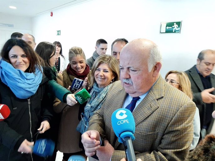 Jesús Aguirre atiende a los periodistas en el Hospital de Jerez