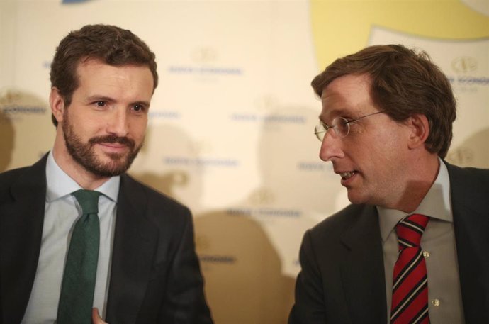 El presidente del PP, Pablo Casado (izq) y el alcalde de Madrid, José Luis Martónez- Almeida (dech), en un desayuno informativo de Nueva Economía Fórum, en Madrid (España), a 13 de enero de 2020.