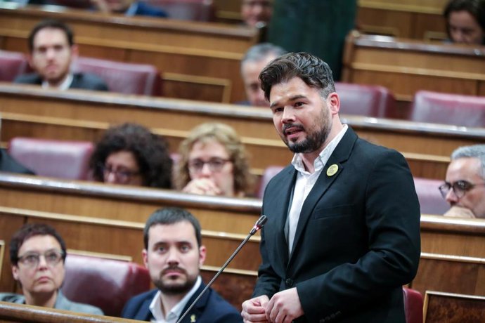 El portavoz adjunto de ERC en el Congreso de los Diputados, Gabriel Rufián, interviene desde su escaño durante la primera sesión del debate de investidura del candidato socialista a la Presidencia de Gobierno en la XIV Legislatura en Madrid (España), a 