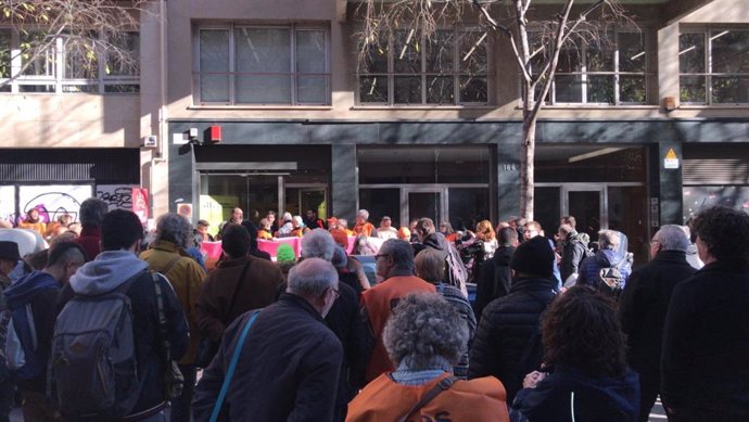 Desenes de persones es concentren davant la seu d'ERC en contra de la llei Aragons