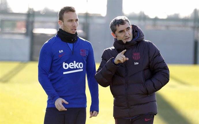 El jugador del FC Barcelona Arthur Melo con su entrenador, Ernesto Valverde, en la sesión del 13 de enero de 2020