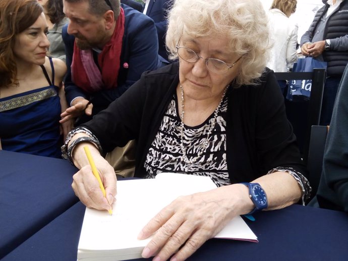 Isabel-Clara Simó firma llibres a Sant Jordi (arxiu)