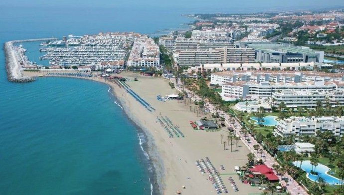 Imagen de archivo de la playa de Puerto Banús (Marbella), que aparece entre los municipios de 50.000 habitantes más desiguales de España. 