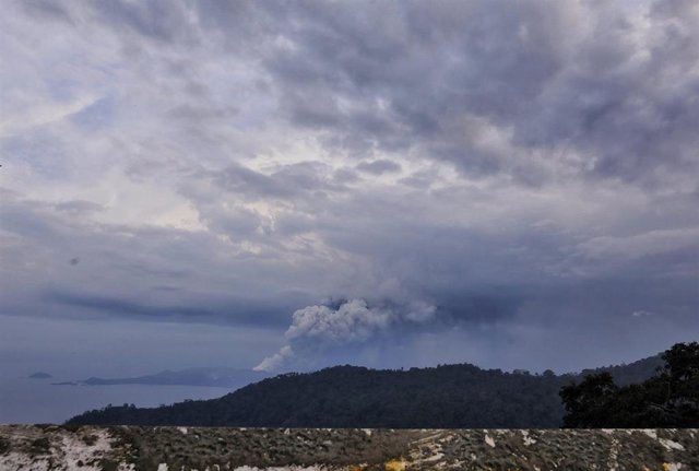 Columna de humo y cenizas del volcan Taal