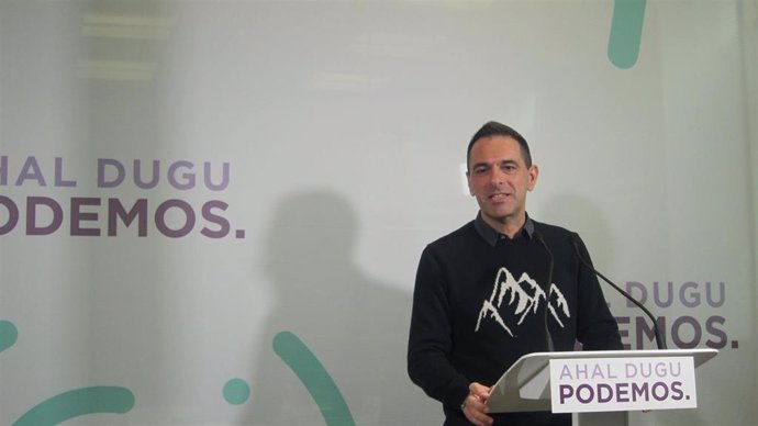 El secretario de Comunicación de Podemos Euskadi, Andeka Larrea, en una rueda de prensa en Bilbao.