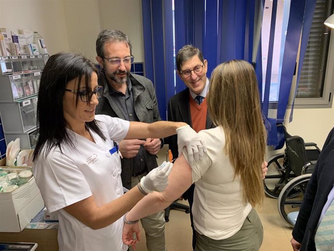 El consejero de Salud, Manuel Villegas, visitó hoy el centro de Salud Murcia centro San Juan con motivo de la puesta en marcha de las medidas para hacer frente a la gripe.