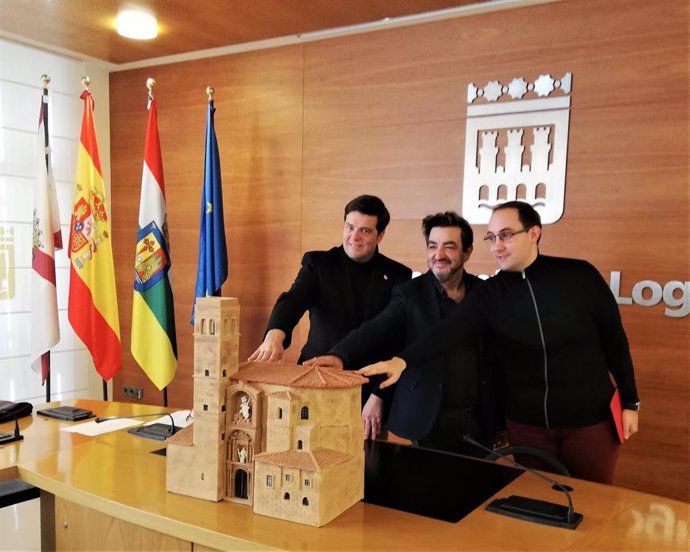 Cruz-Dunne, JIménez y Calonge, junto a la recreación de la Iglesia de Santiago que forma parte de la maqueta de Logroño que se va a poder ver en el Ayuntamiento.