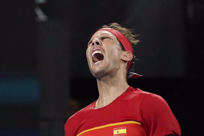 Rafa Nadal reacciona tras perder un punto ante Novak Djokovic en la ATP Cup