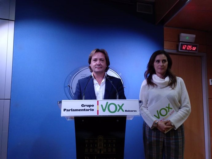 Los diputados de Vox, Jorge Campos, e Idoia Ribas.