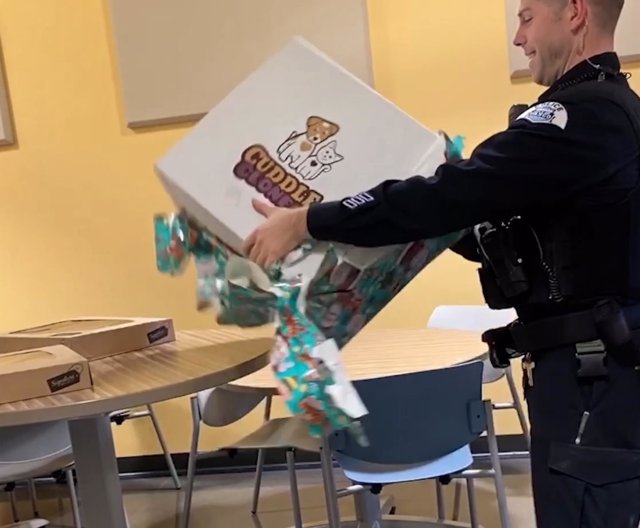 3336768_CATERS_POLICE_OFFICER_GETS_STUFFED_DOG_05