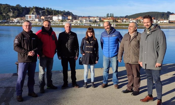 Visita de los diputados del PP al puerto de Ribadesella.